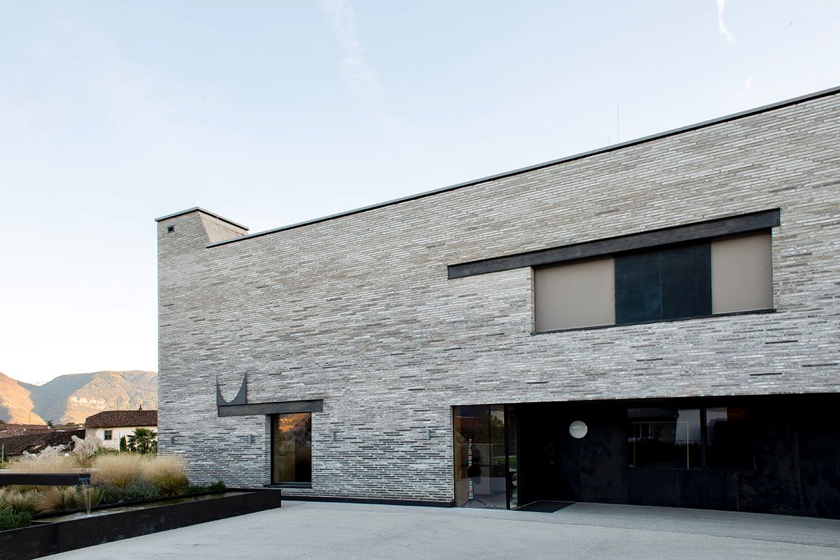 Vista esterna, lato nord di Casa Visibilio, progetto MoDusArchitects in provincia di Bolzano