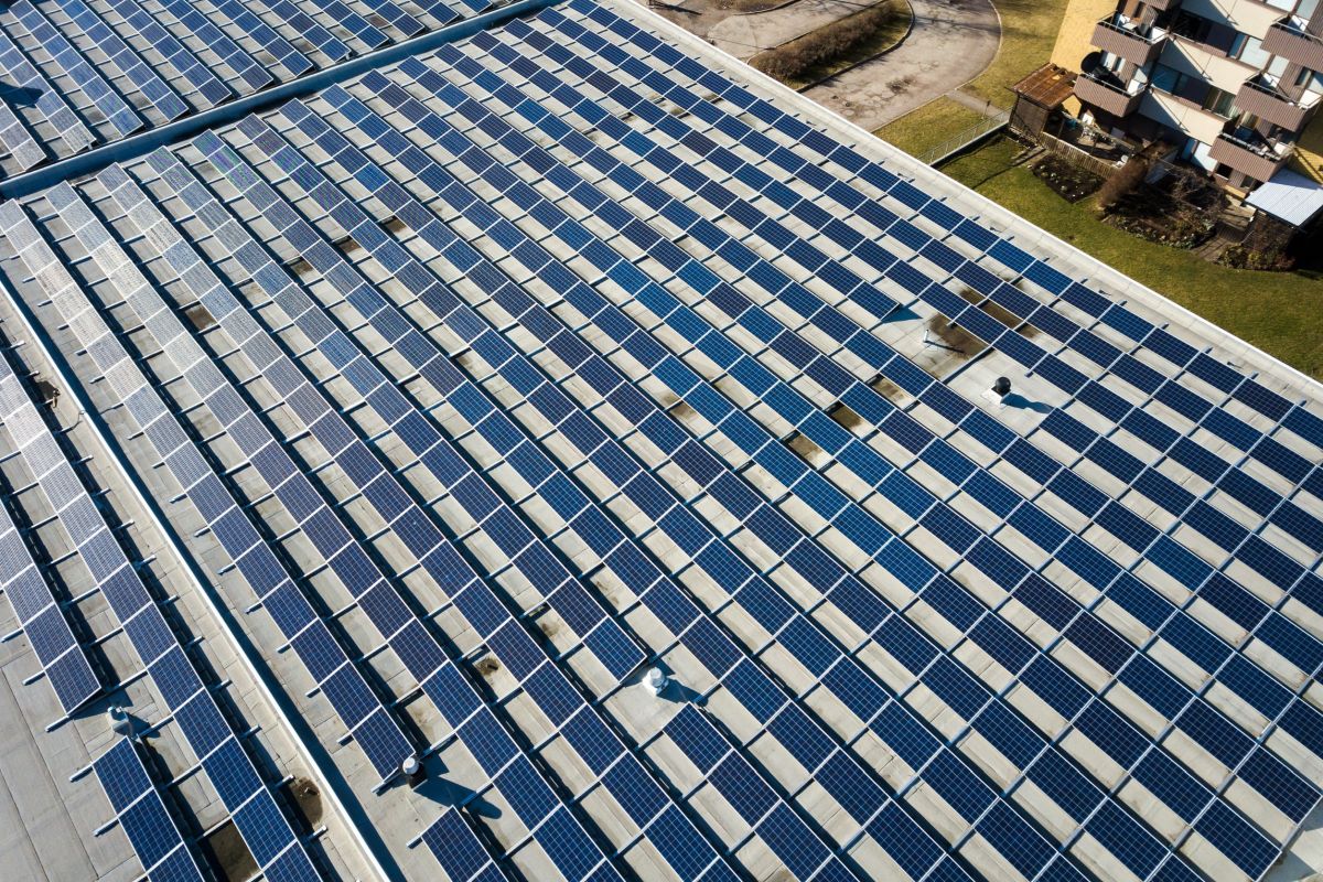 Fotovoltaico: 110.000 tetti di industrie potrebbero ospitare pannelli e produrre 30 GW