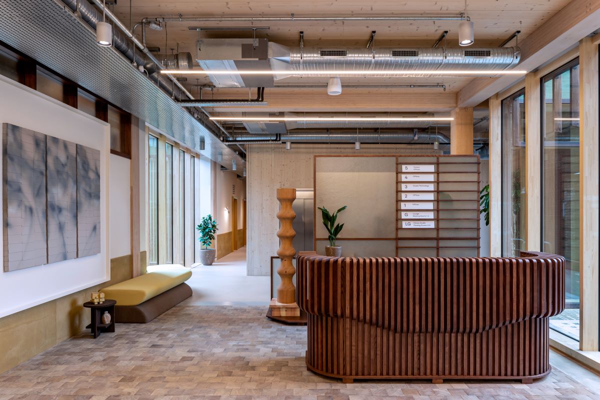 Interno del Black & White Building, l'edificio in legno più alto del centro di Londra