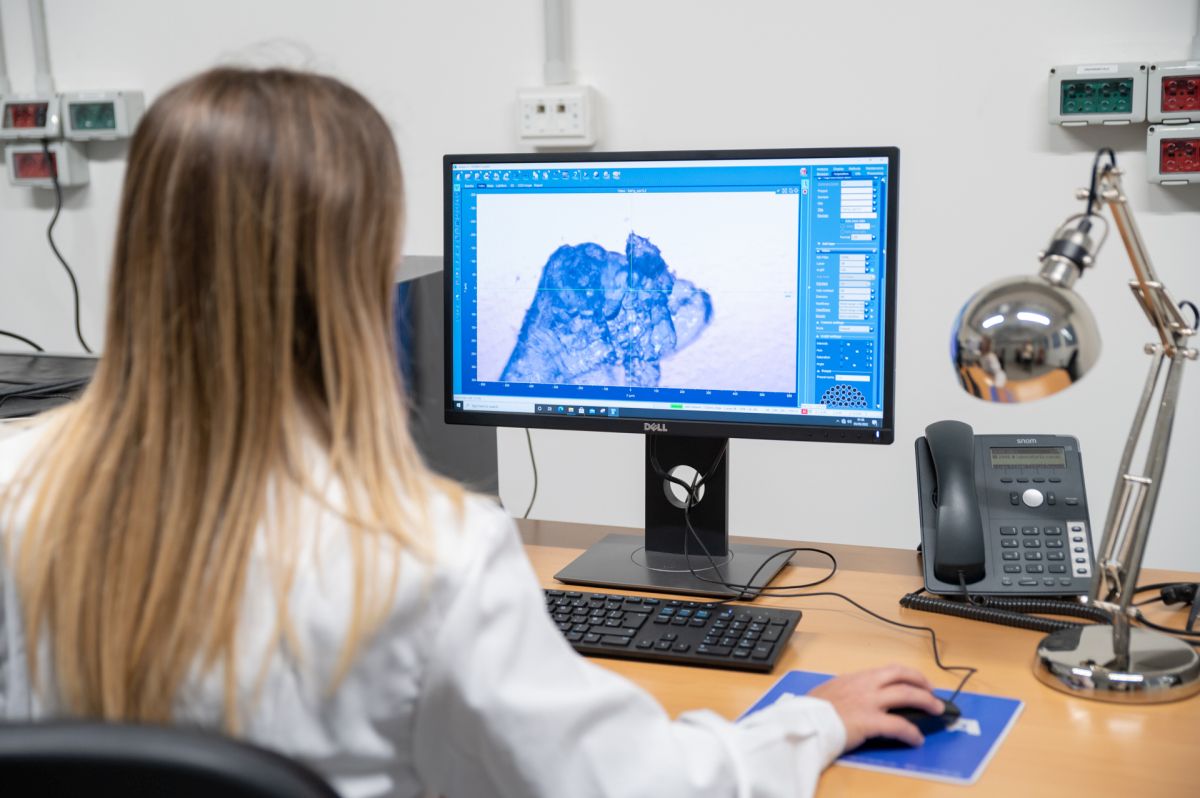 Veronica Nava nel laboratorio di di microspettroscopia Raman a Milano-Bicocca