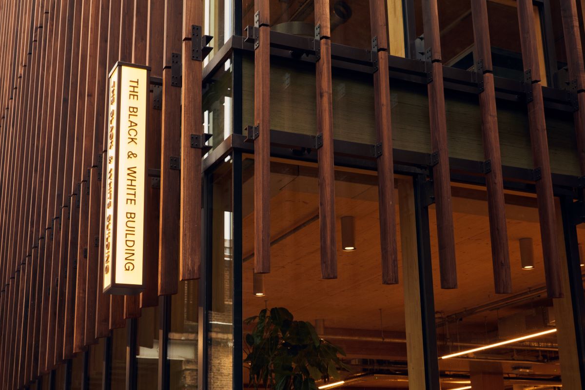 Particolare del Black & White Building, l'edificio in legno più alto del centro di Londra