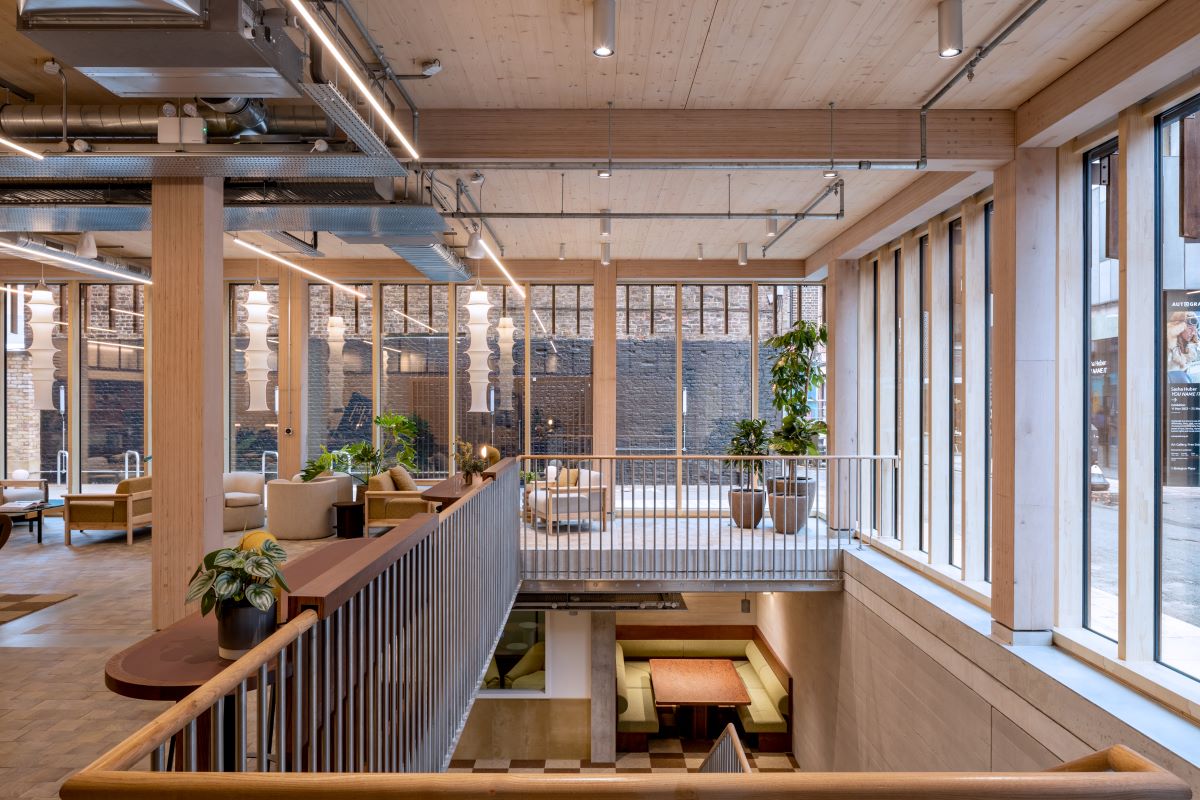 L'interno del Black and White Building, l'edificio in legno più alto di Londra