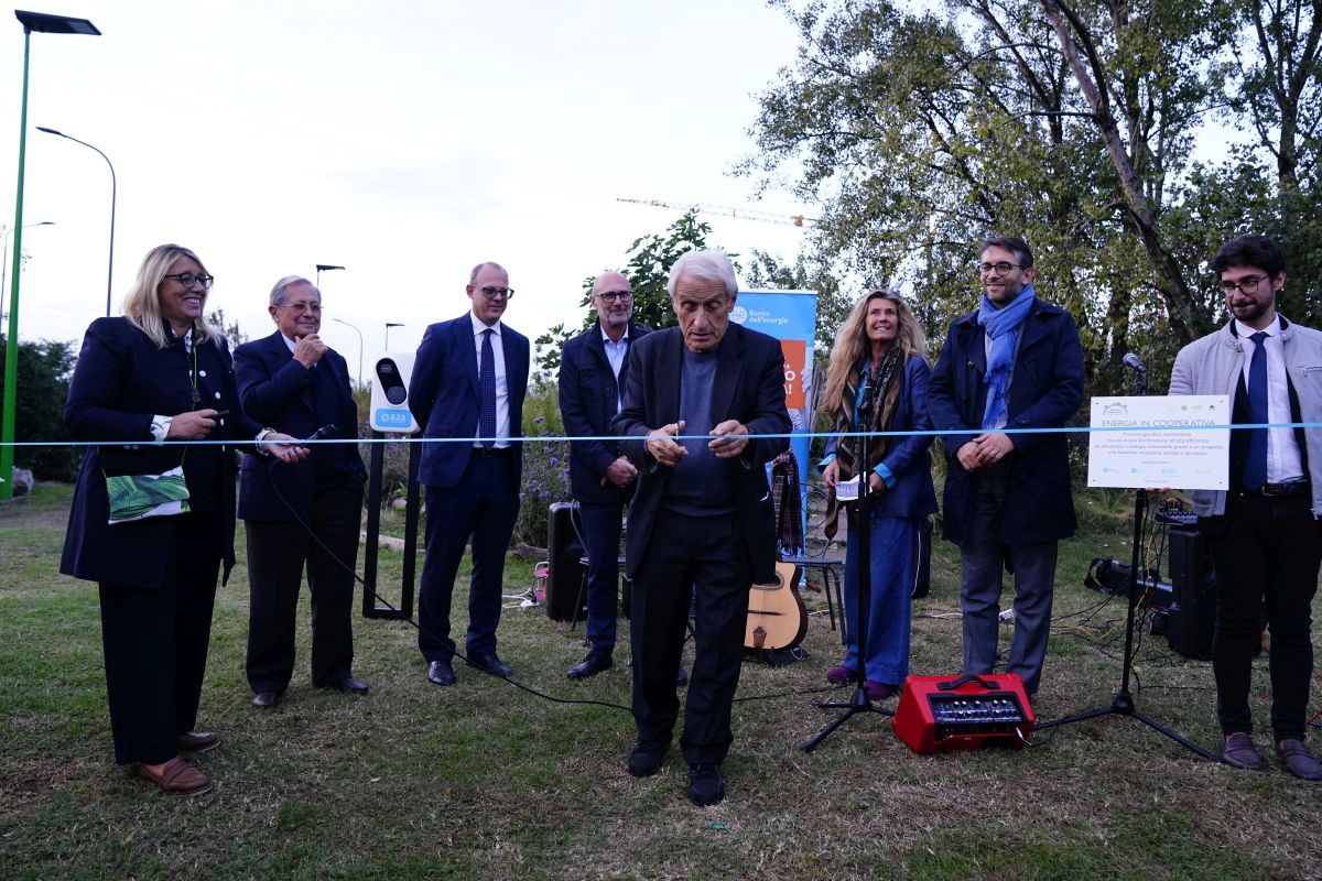 Il taglio del nastro del progetto di illuminazione con pali solari al villaggio barona a Milano