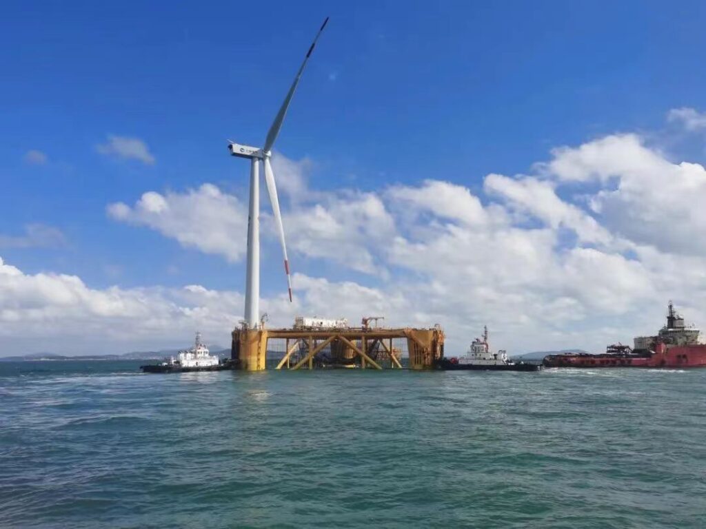 Inaugurato un progetto che unisce energia eolica galleggiante e acquacoltura
