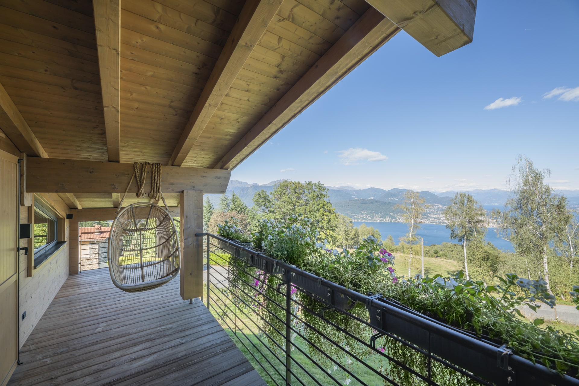 La casa in legno massiccio con affaccio sul lago