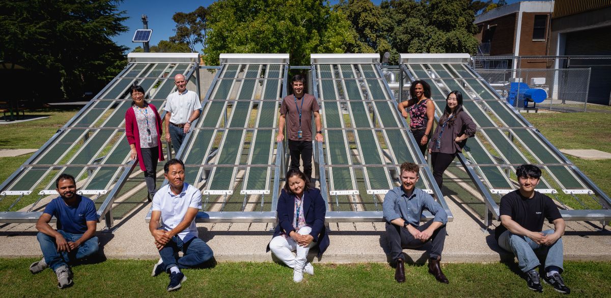 Il team CSIRO dedicato al solare flessibile stampabile ha lavorato per oltre dieci anni per arrivare a questo risultato di efficienza delle celle in perovskite dell'11%