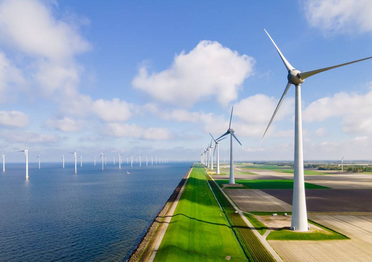 Corre l'eolico, record di crescita 117 GW nel 2023