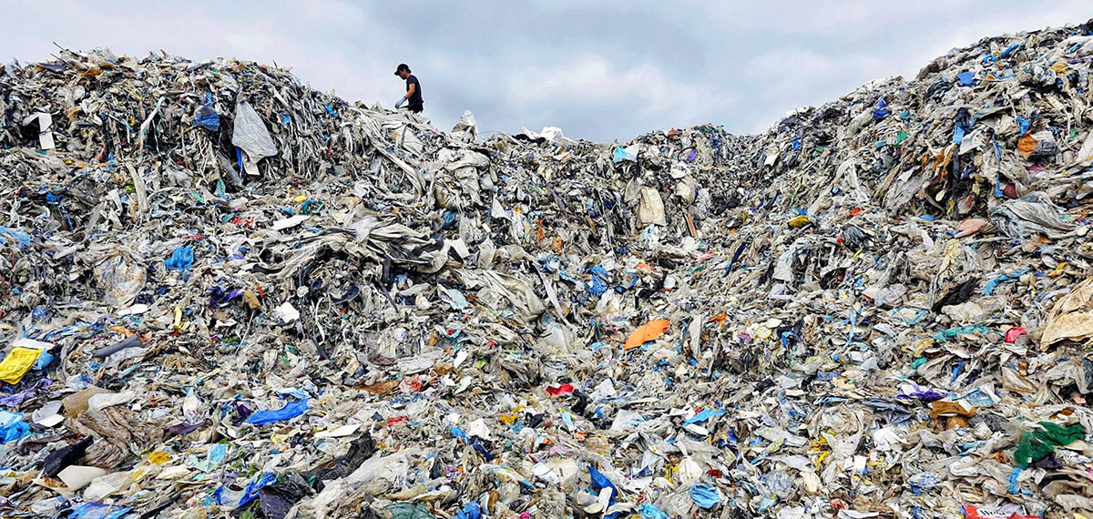 Malesia: montagna di rifiuti di plastica
