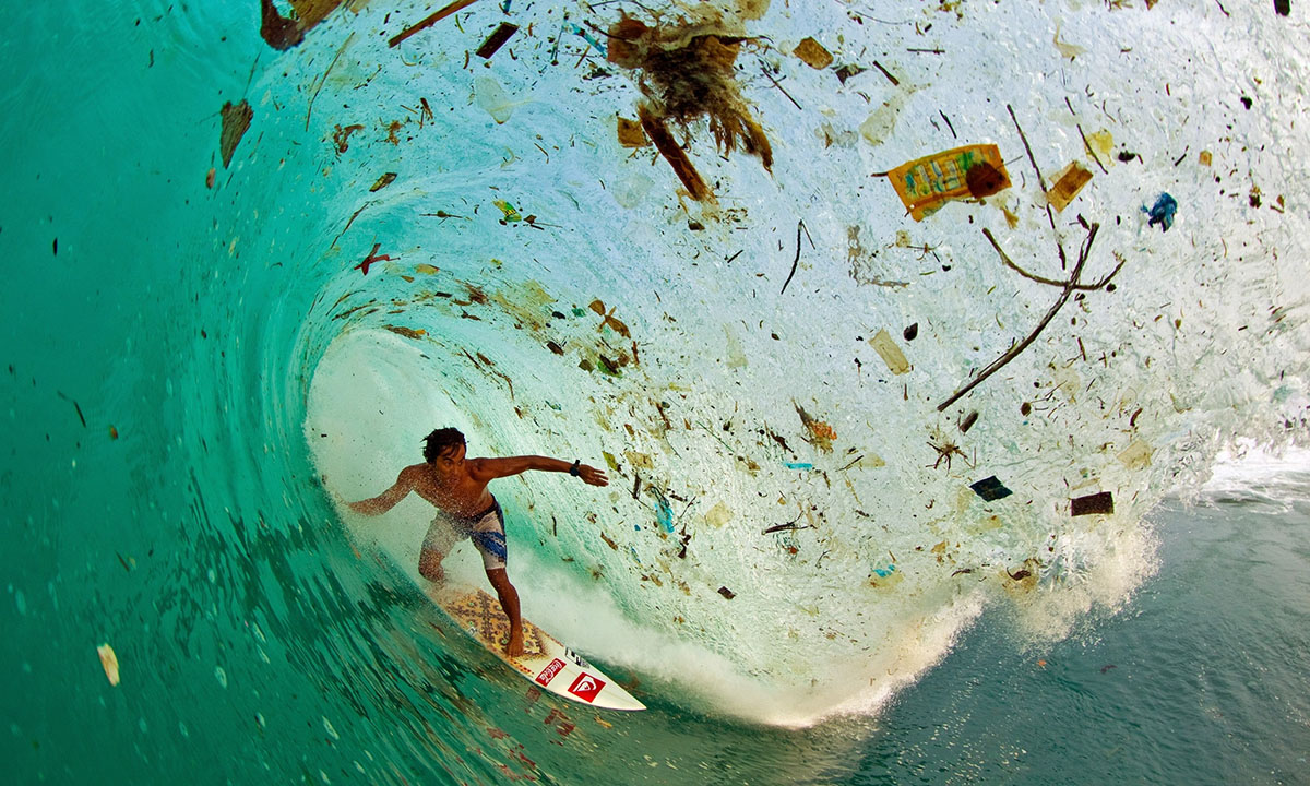 Surf tra i rifiuti a Bali, Indonesia 