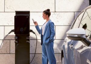 Wallbox presenta ABL eM4: il caricatore AC per gli spazi commerciali