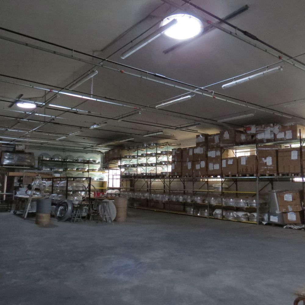 Installazione lucernari tubolari Solarspot in un capannone adibito a carico-scarico