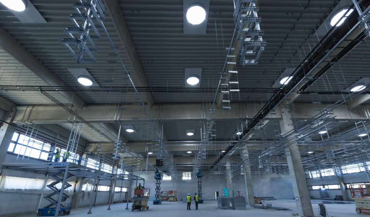 MULTIVAC, azienda tedesca che durante la realizzazione di un nuovo edificio produttivo in Bulgaria ha installato 53 sistemi Solarspot® D-900 mm per illuminare uno spazio di 3500 mq. 