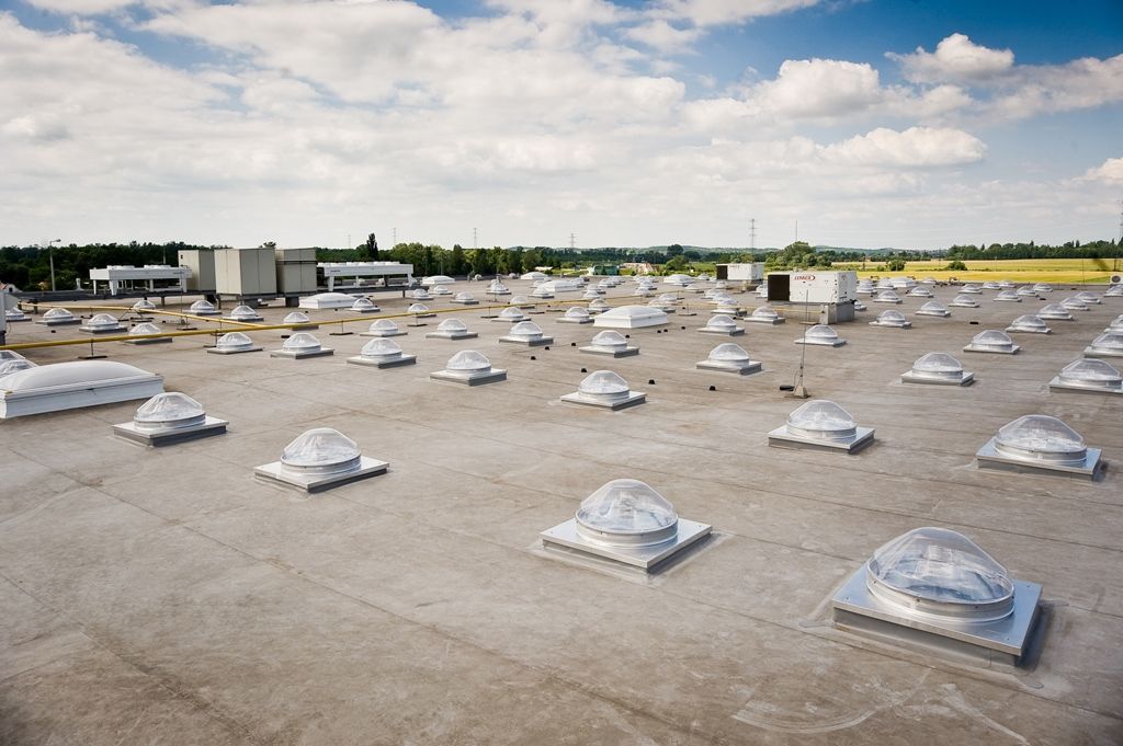 Supermercato TESCO, a Oroszlány (Ungheria): illuminazione con N°122 Solarspot® D-900 mm per illuminare l’area di vendita 