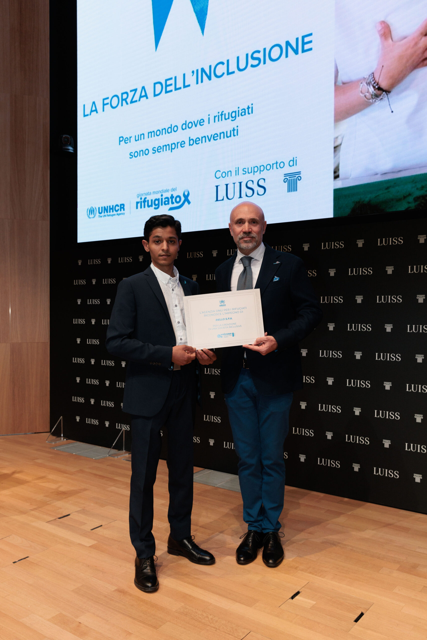Pierantonio Rizzardo, Plant Manager, e Ali Zain, operaio dello stabilimento Riello di Volpago del Montello, ritirano il premio
