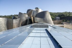 La svolta green Guggenheim Museum Bilbao: installati pannelli fotovoltaici sui tetti