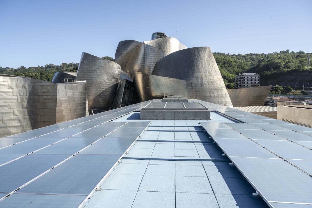 La svolta green Guggenheim Museum Bilbao: installati pannelli fotovoltaici sui tetti