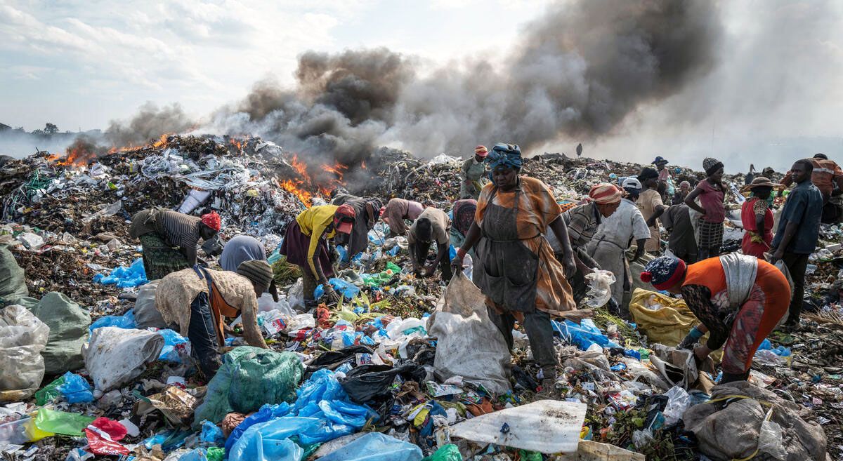 Discarica di vestiti usati, resi o invenduti della Fast Fashion (Ghana)