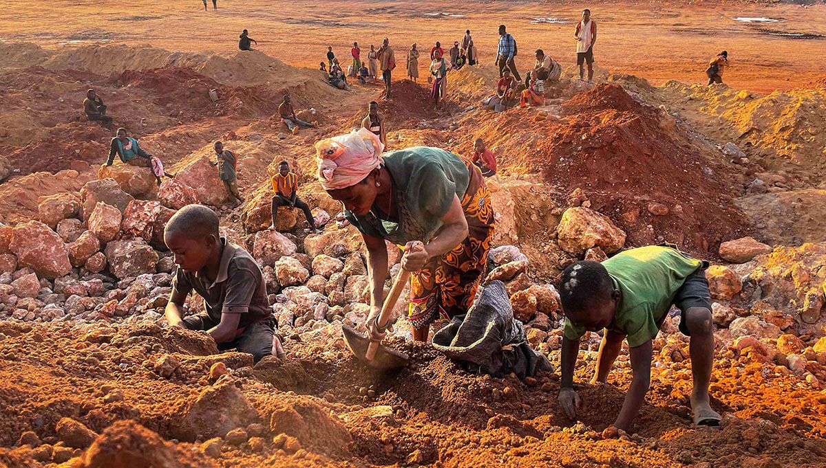 Bambini al lavoro in una miniera di cobalto in Congo.