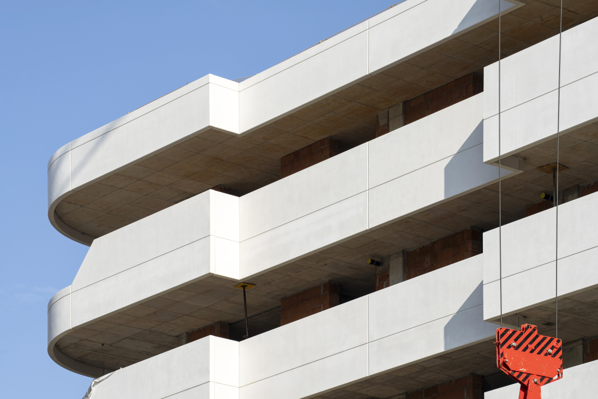 I parapetti dell’edificio residenziale in zona san Siro a Milano in fase di costruzione