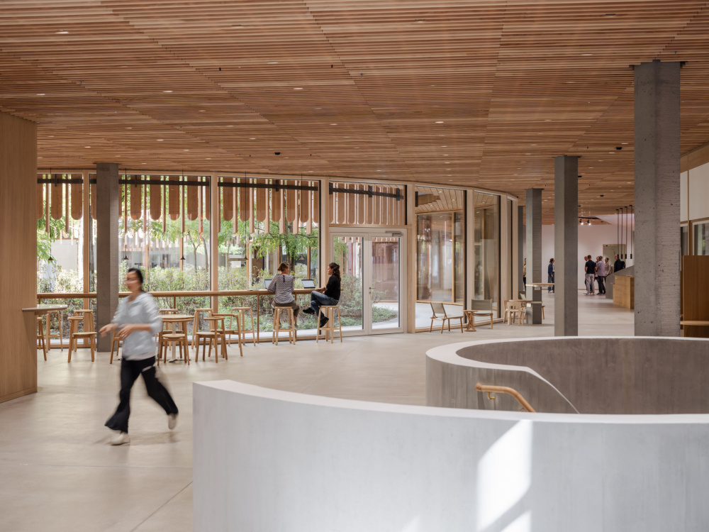 L'ampio atrio circolare dell'ospedale Kinderspital Zürich 