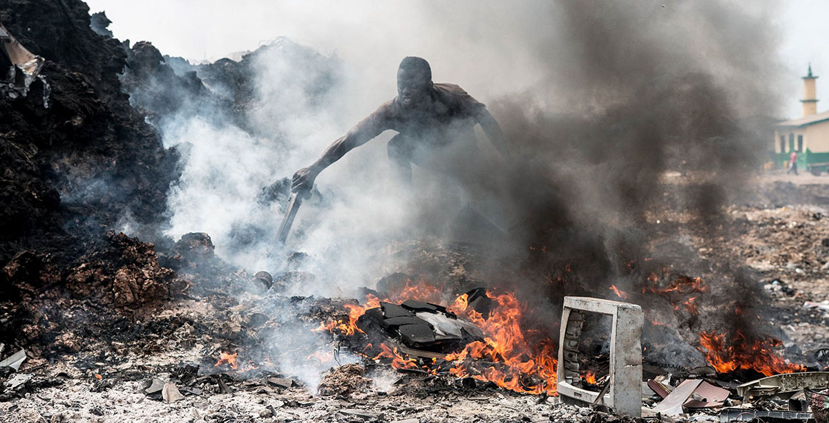 Senegal: un uomo brucia i rifiuti per ottenerne materie preziose da rivendere