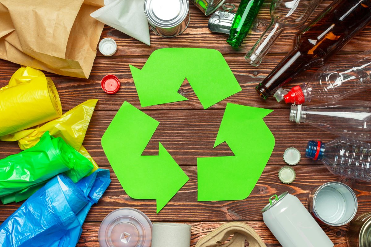 Strategia per la raccolta, smistamento e riciclaggio della plastica
