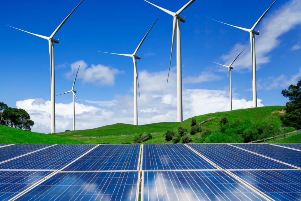 Impianti rinnovabili, all’Italia ne servono 61 GW in sei anni: obiettivi 2030 a rischio