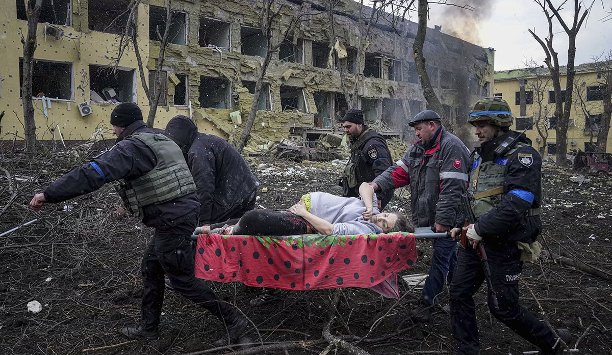 Una donna incinta portata via dall'ospedale di Mariupol distrutto dalle bombe russe (Evgeniy Maloletka/AP)