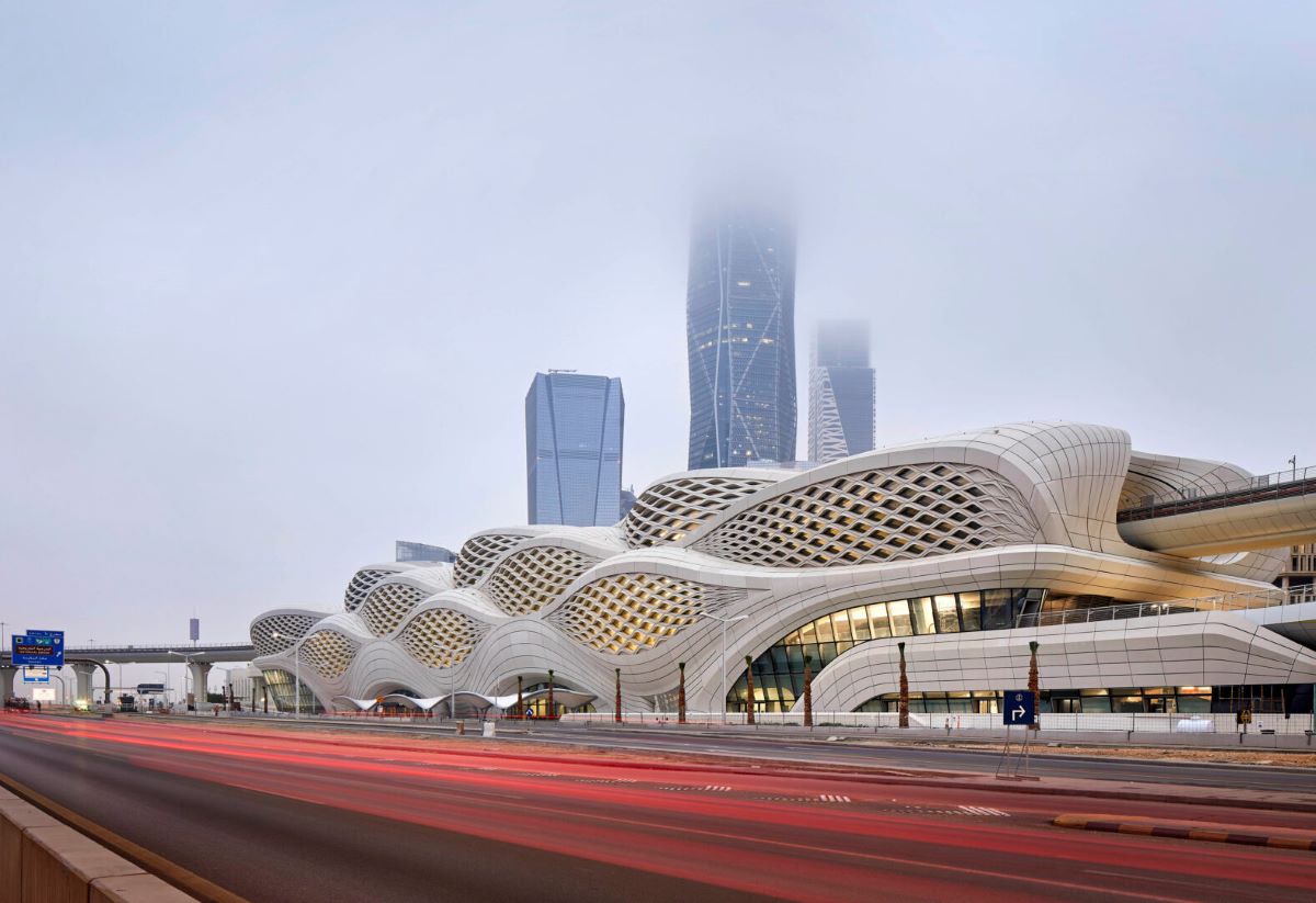 La stazione metropolitana di Riyadh dalla facciata ondulata e che punta sulle rinnovabili