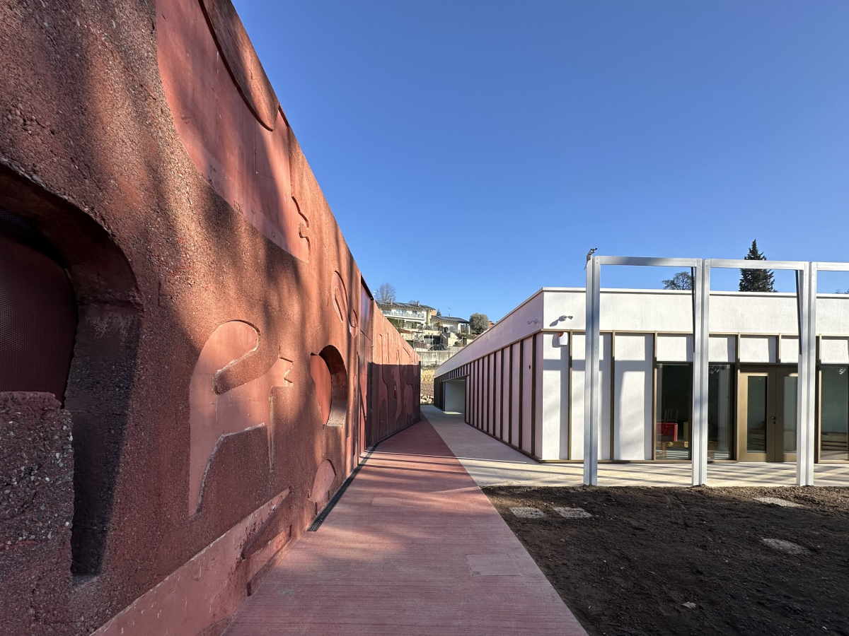 Il muro di cemento rosso della scuola Arca di Noè nel bergamasco