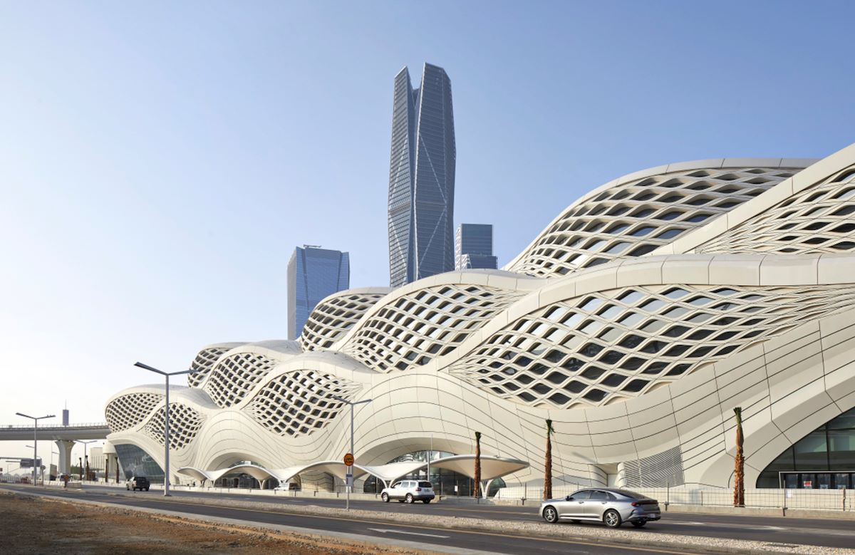 La stazione metropolitana di Riyadh dalla facciata ondulata e che punta sulle rinnovabili