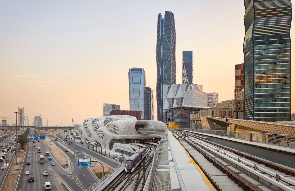 La stazione metropolitana di Riyadh dalla facciata ondulata e che punta sulle rinnovabili
