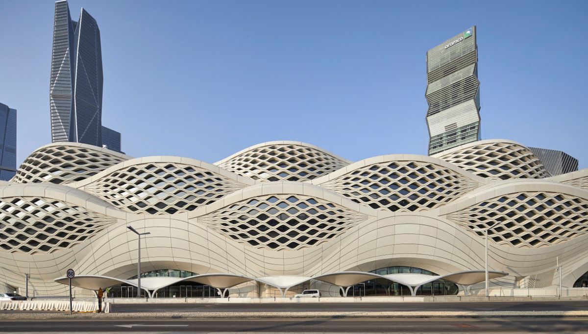 La facciata ondulata della nuova stazione metropolitana di Riyadh