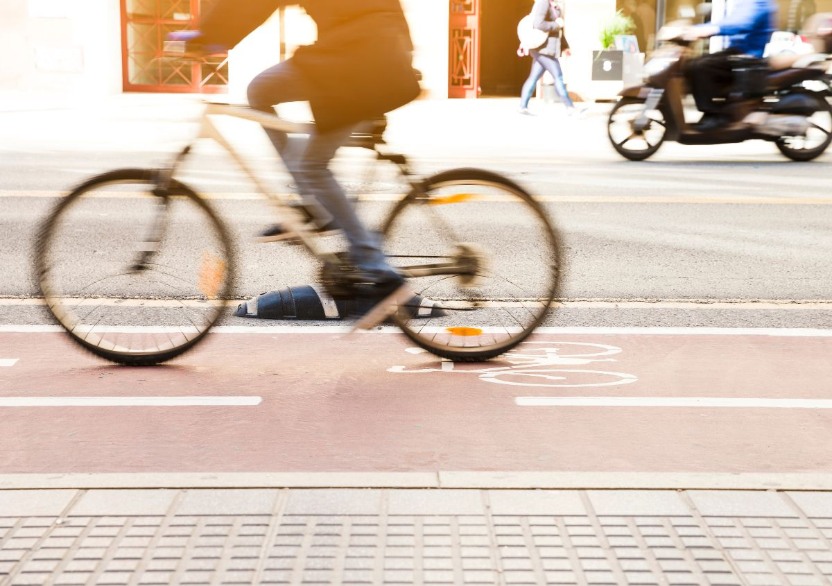 Mobilità sostenibile: l’importanza delle piste ciclabili e delle aree pedonali