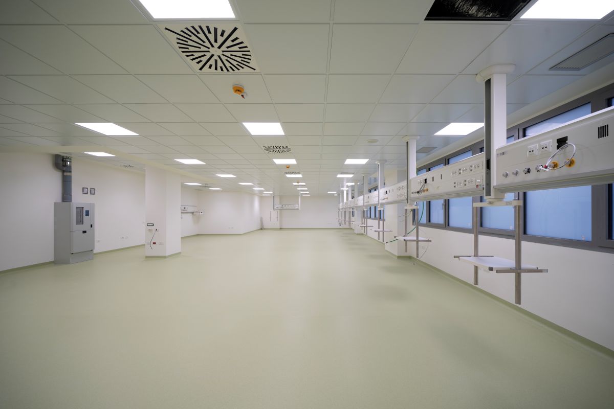 Il nuovo ospedale di Pordenone integra integra tecnologie all’avanguardia per la gestione energetica e la sostenibilità. 