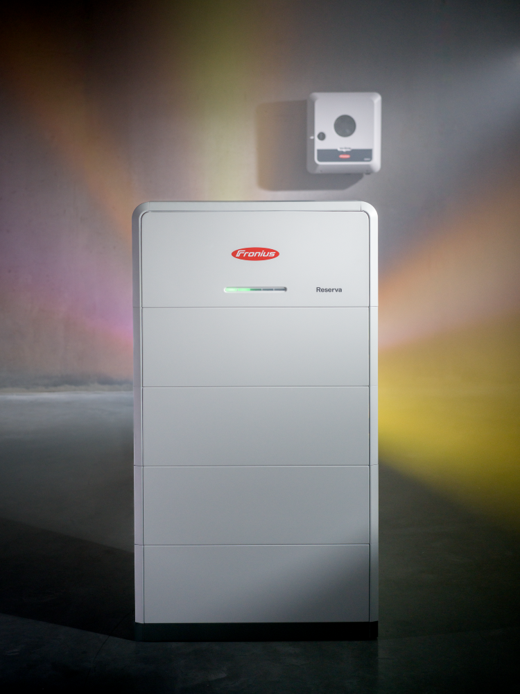 Fronius Italia ha presentato a KEY 2025 il suo nuovo sistema di accumulo Fronius Reserva, una batteria innovativa che ha attirato grande attenzione per il suo design moderno e funzionale
