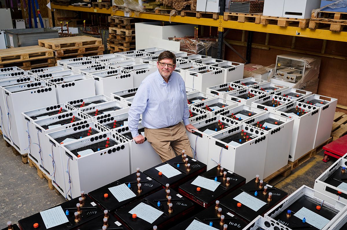 Andrew Bissell CEO Sunamp nell'azienda scozzese