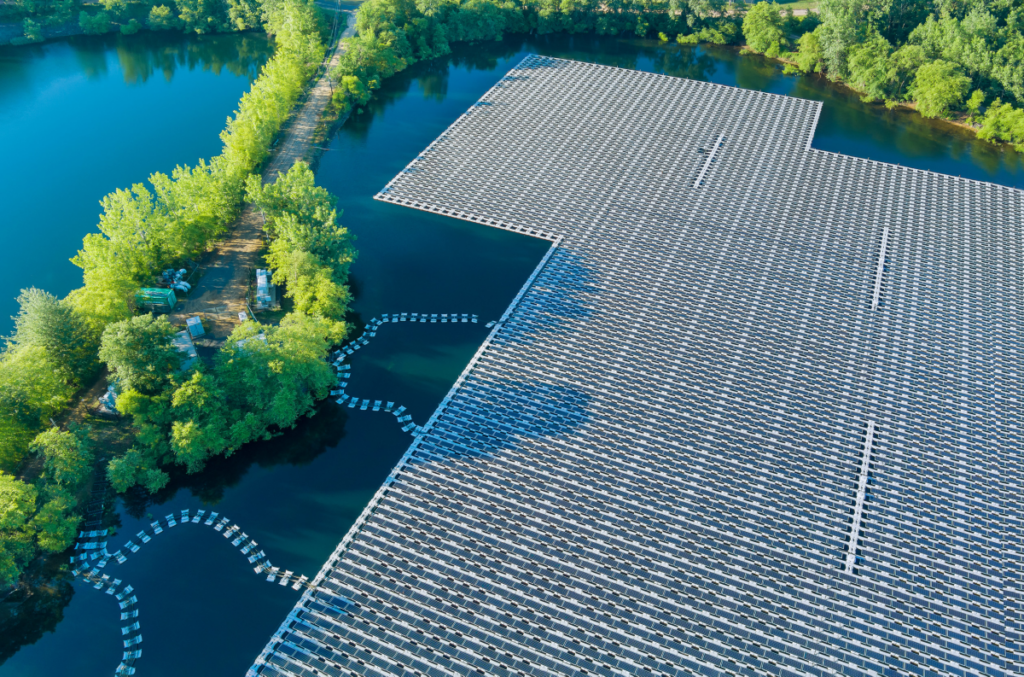 Fotovoltaico flottante, per la transizione energetica e la tutela dell’acqua