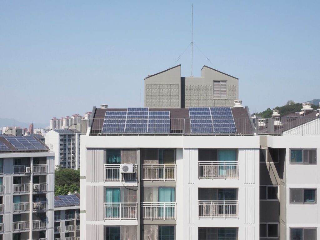 Come funziona il fotovoltaico ad uso esclusivo in condominio: come si divide il tetto e permessi necessari