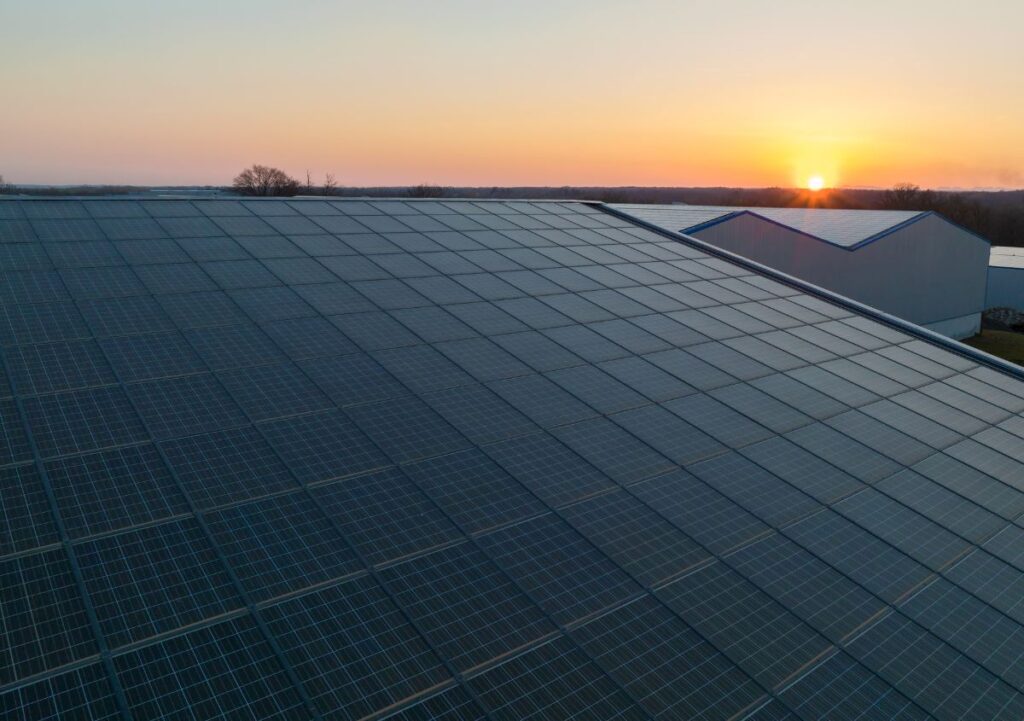 Tetti fotovoltaici integrati: progettazione e vantaggi rispetto ai pannelli tradizionali