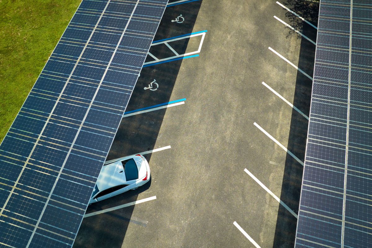 Parcheggi fotovoltaici: i vantaggi di un’infrastruttura ancora poco sfruttata