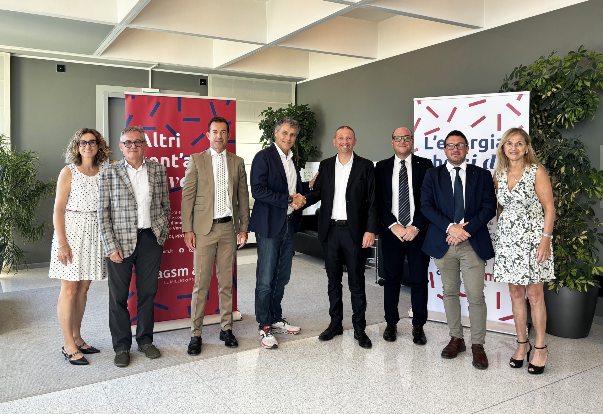 Da sinistra: Elisa Pinali, Business Development AGSM AIM; Elia Corrado Lubian, ceo AIEM Green; Luca Fresi, direttore Power & Smart Infrastructures AGSM AIM; Massimo Turri, presidente AIEM Green; Alessandro Russo, consigliere delegato AGSM AIM; Gianluca Miccoli, Ad di AIEM Srl; Diego Toti, general manager AIEM Green; Daniela Ambrosi, direttrice Legal AGSM AIM