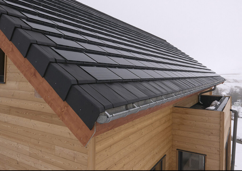 Tegola fotovoltaica integrata per efficienza e continuità estetica