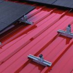 Sistema di fissaggio con sopraelevazione per coperture in lamiera grecata novotegra