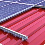 Sistema di fissaggio con profili ad incastro per coperture in lamiera trapezoidale novotegra