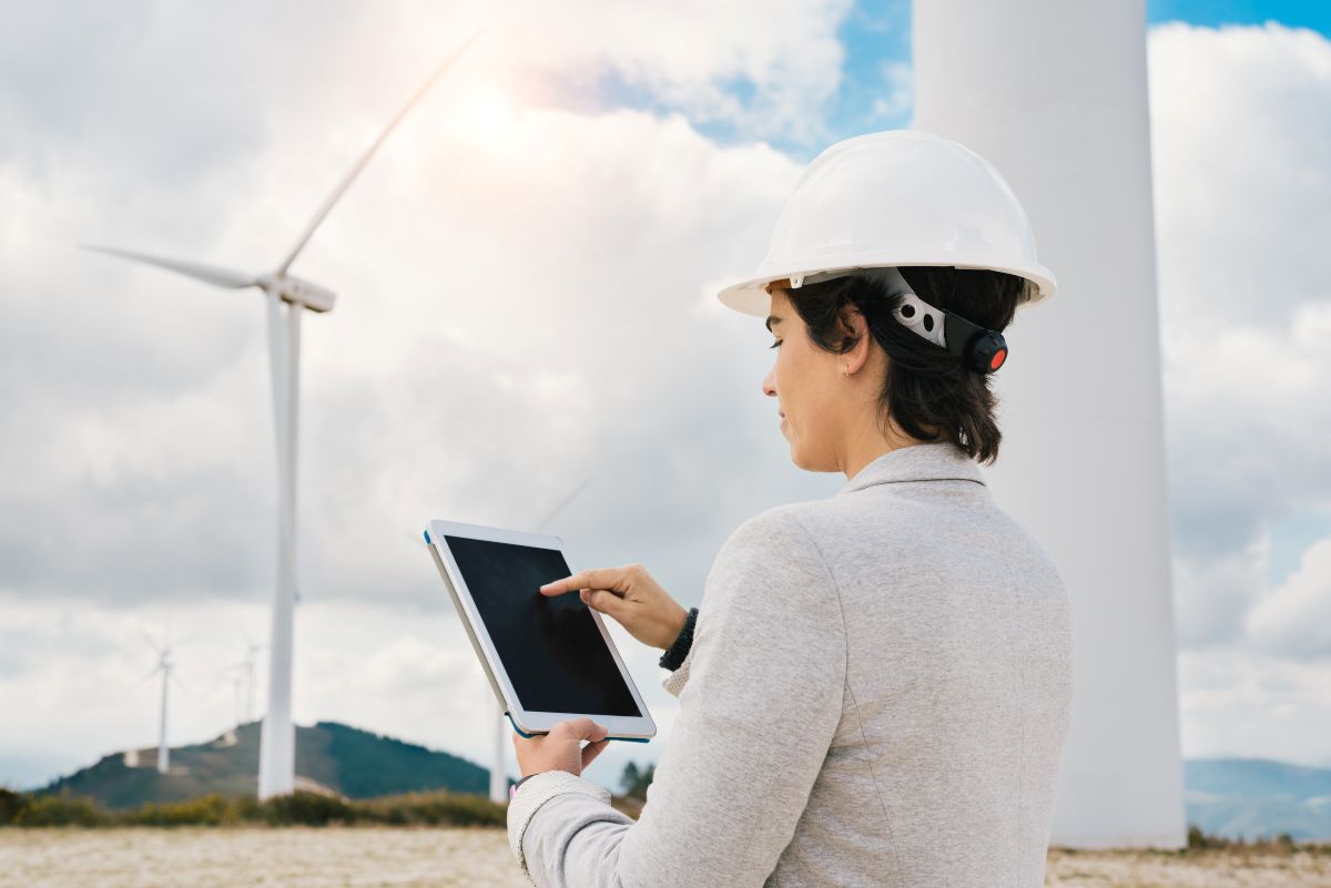 Parità di genere, donne impiegate nelle rinnovabili e transizione energetica: il punto IRENA