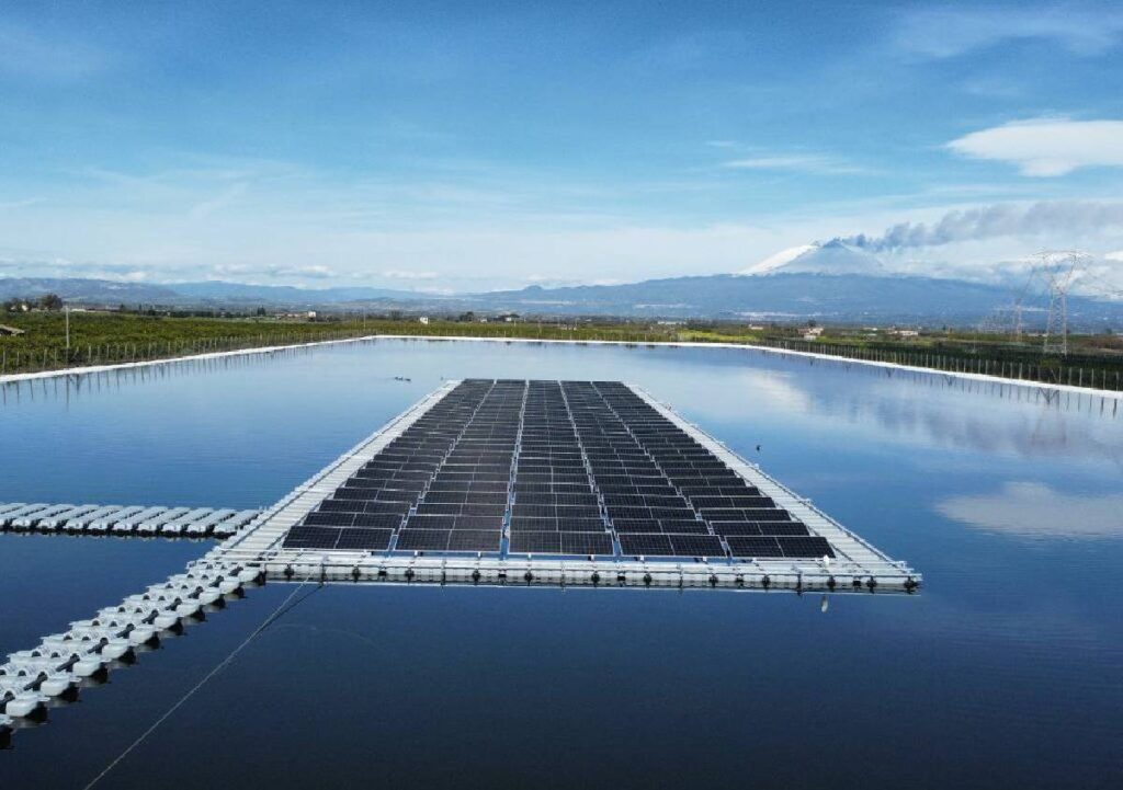 Fotovoltaico galleggiante per l’agricoltura: un impianto riduce consumi ed evaporazione