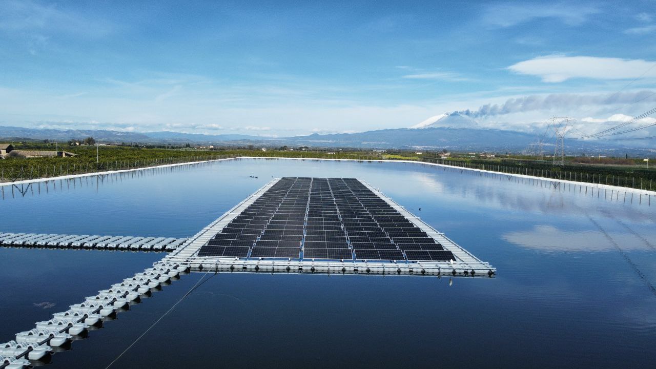 Fotovoltaico galleggiante per l’agricoltura: un impianto riduce consumi ed evaporazione