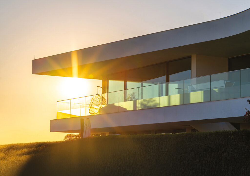 Parapetti che producono energia: la soluzione BIPV in vetro fotovoltaico