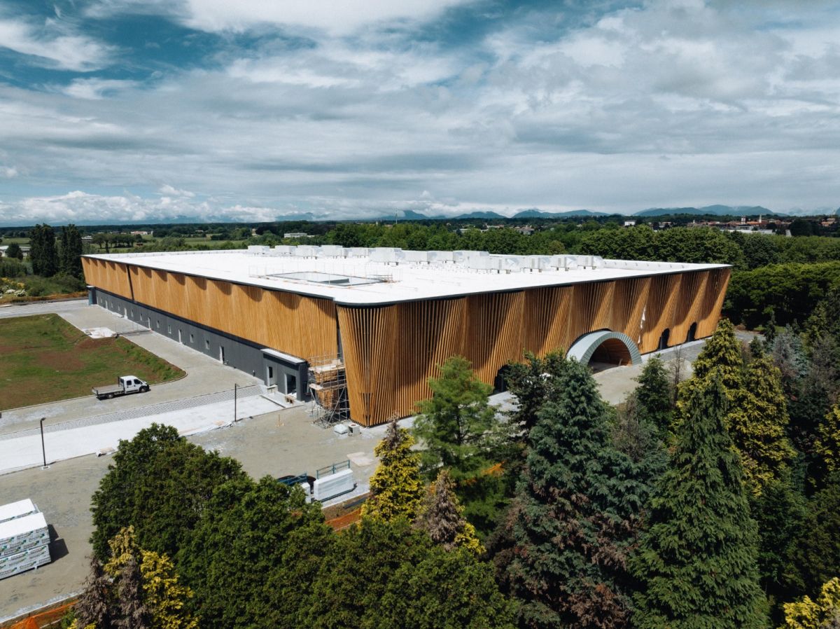Vertical farm: Nuovo stabilimento Planet Farms, un'onda nel paesaggio